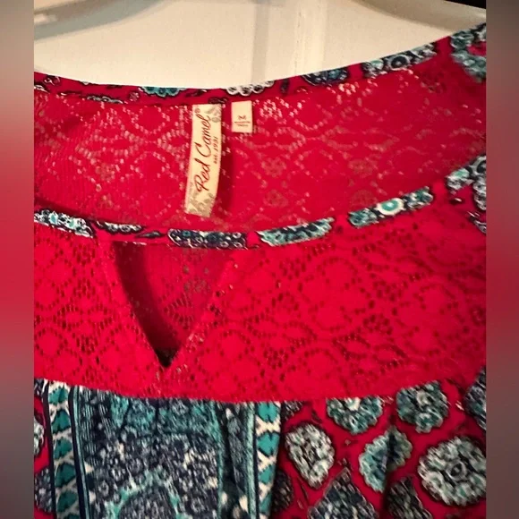 Red camel Medium colorful lace detail at top blouse.  3/4 length sleeves. - Picture 2 of 5